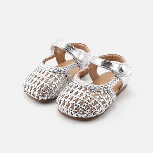 Silberne geflochtene Kleinkindersandalen mit weichen Anti-Rutsch-Sohlen und Knöchelriemen.