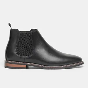 Détail de profil de bottines Chelsea classiques en cuir noir pour hommes avec élastique.