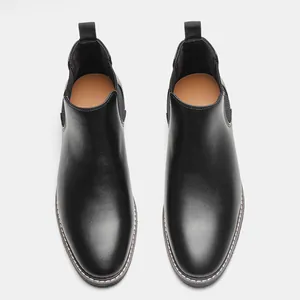 Vue de dessus de bottines Chelsea classiques en cuir noir pour hommes avec élastique