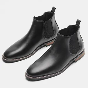 Détail rapproché des bottines Chelsea homme en cuir noir avec des panneaux latéraux élastiques.