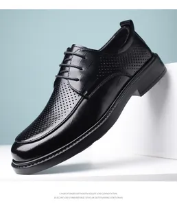 Vue latérale détaillée de chaussures de ville élégantes pour hommes en cuir noir perforé
