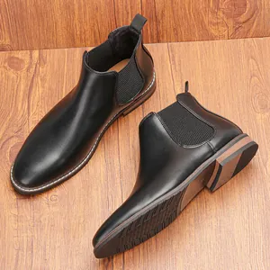 Vue détaillée de bottines Chelsea vintage en cuir noir pour hommes sur bois