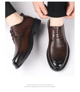 Vue de dessus de chaussures habillées en cuir marron pour hommes avec perforations