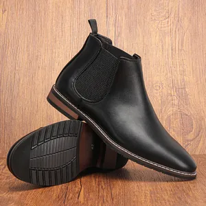 Vue détaillée des bottines Chelsea noires pour hommes, montrant la semelle et le cuir.