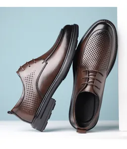 Détail de chaussures de ville en cuir marron avec perforations brogue et fini poli