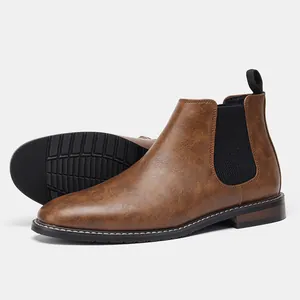 Gros plan détaillé de bottines Chelsea marron pour hommes avec semelle antidérapante.