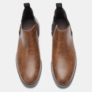 Vue de dessus de bottines Chelsea en cuir marron rétro pour hommes avec côtés élastiques
