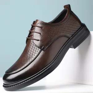 Chaussures de ville pour hommes en cuir marron avec détails perforés et semelle