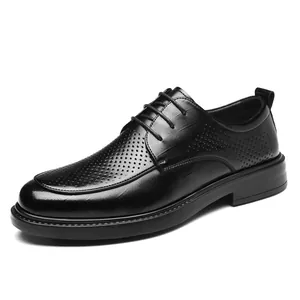 Chaussures de ville noires classiques avec talonnette et détails richelieu chic