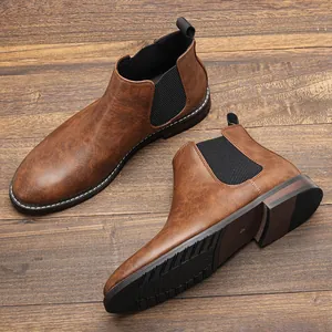 Vue détaillée de bottines Chelsea vintage en cuir marron pour hommes avec semelle
