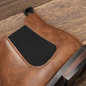 Détail d'une bottine Chelsea vintage en cuir marron avec panneau élastique et coutures.