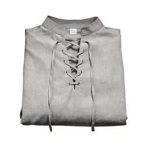 Détail d'un t-shirt Henley en lin gris pour homme avec col montant à lacets et texture.