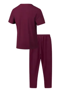 Achteraanzicht van bordeauxrood wafelgebreid heren T-shirt en lange broek