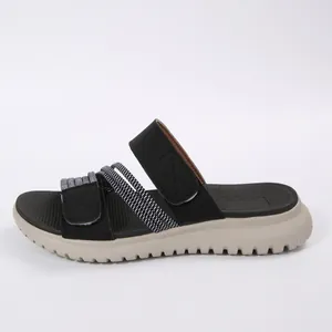 Vista lateral de sandalia de plataforma negra para mujer con correas elásticas y suela