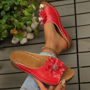 Sandalias de cuña rojas elegantes con detalle de flor grande para playa de verano