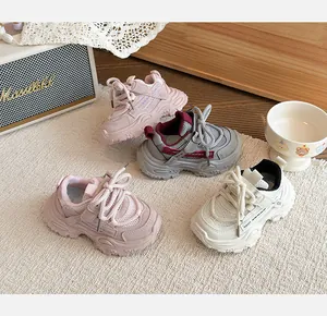 Atmungsaktive Kinder-Mesh-Sneaker in verschiedenen Farben in gemütlicher Umgebung