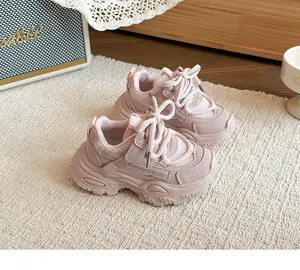 Nahaufnahme von atmungsaktivem rosa Mesh und Wildleder bei klobigen Kinder-Sneakern