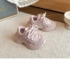 Nahaufnahme von stylischen rosa atmungsaktiven Kindersneakern mit weichen Sohlen