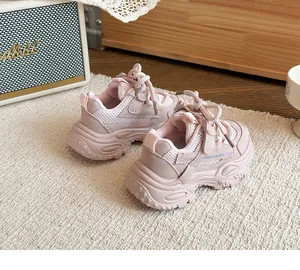Seitenansicht der rosa klobigen Sneaker für Kinder mit atmungsaktivem Mesh auf dem Teppich.