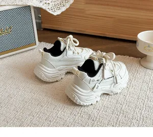 Detailansicht von atmungsaktiven Kinder-Sneakern mit dicker Sohle in Creme