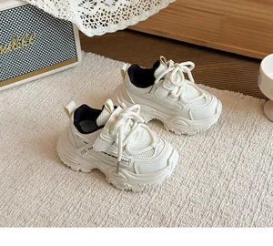 Detailansicht atmungsaktiver weißer Kinder-Sneaker mit Mesh-Design und weicher Sohle.