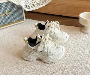 Detailansicht cremefarbener Mesh-Sneaker für Kinder mit dicker Sohle und Klettverschluss