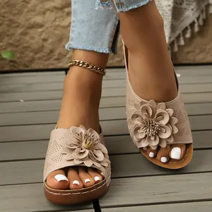 Elegantes sandalias de cuña beige con una gran flor decorativa en 3D para mujer
