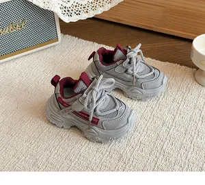 Graue und weinrote klobige Sneaker für Kinder mit atmungsaktivem Mesh und dicker Sohle