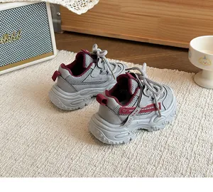 Detailansicht grauer Mesh-Kindersneaker mit klobiger Sohle und burgunderroten Akzenten