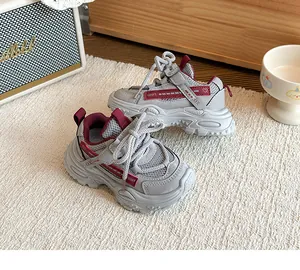 Detailansicht grauer, atmungsaktiver Kinder-Mesh-Sneaker mit weichen dicken Sohlen