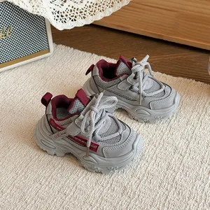 Sneaker in mesh traspirante per bambini grigio e bordeaux con suole morbide e spesse.