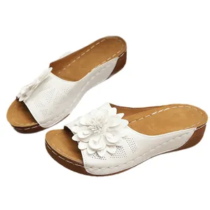 Elegantes sandalias blancas con cuña y detalle floral en 3D para un look veraniego
