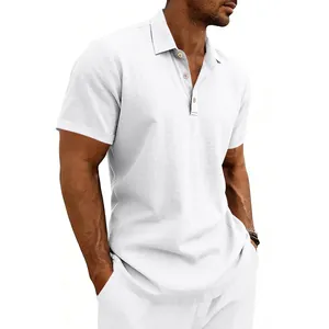 Detailansicht eines weißen, atmungsaktiven Leinen-Poloshirts für Herren mit Knöpfen