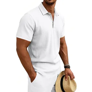 Nahaufnahme eines weißen Leinen-Poloshirts mit atmungsaktiver Stoffstruktur