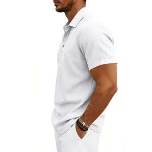 Nahaufnahme eines weißen Herren-Poloshirts aus Leinen mit Fokus auf Stoffstruktur