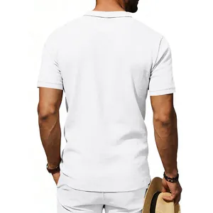Rückansicht eines weißen atmungsaktiven Leinen-Poloshirts für Herren im lässigen Urlaubsstil