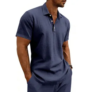 Detailansicht der atmungsaktiven Leinentextur eines blauen Herren-Casual-Poloshirts