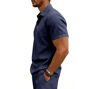 Detailaufnahme eines dunkelblauen Leinen-Poloshirts für Herren mit Fokus auf die Textur.