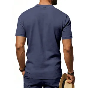 Rückenansicht eines lässigen, atmungsaktiven Herren-Leinen-Poloshirts in der Farbe Marineblau