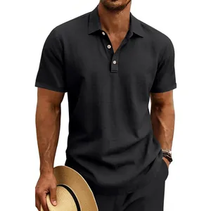 Detailansicht des schwarzen, atmungsaktiven Leinen-Poloshirts mit Stoffstruktur