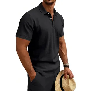 Detailansicht eines atmungsaktiven schwarzen Leinen-Poloshirts für Herren im Sommer