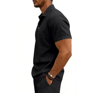 Detailseitenansicht eines schwarzen, atmungsaktiven Leinen-Poloshirts für Herren im Freizeitstil.