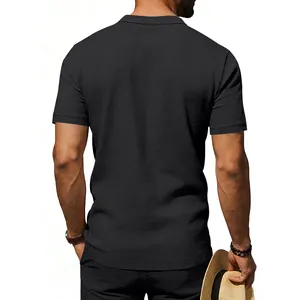 Rückansicht eines atmungsaktiven schwarzen Leinen-Poloshirts für Herren im Freizeitlook.
