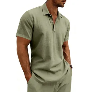 Detailansicht eines atmungsaktiven salbeigrünen Leinen-Poloshirts für Herren mit Struktur.