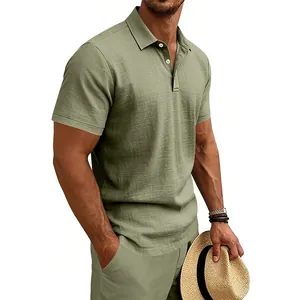 Detailansicht eines atmungsaktiven olivgrünen Leinen-Poloshirts für den Sommerurlaub