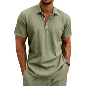 Nahaufnahme eines grünen Leinen-Poloshirts mit atmungsaktiver Textur