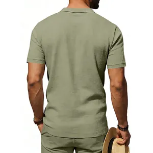 Rückansicht eines atmungsaktiven olivgrünen Leinen-Poloshirts für Herren im Resort-Stil
