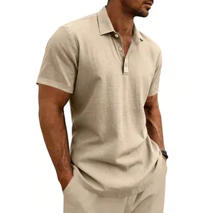 Detailansicht eines atmungsaktiven Herren-Leinen-Poloshirts in Khaki für den Sommer.