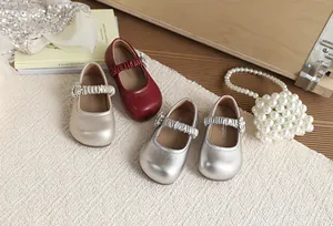 Eleganti scarpe Mary Jane da bambina con strass nei colori rosso, oro e argento