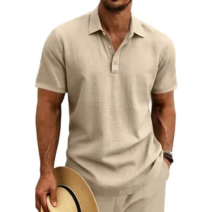 Detail eines atmungsaktiven Leinen-Poloshirts für Herren in Beige, Kurzarm, Sommer-Urlaubsstil.